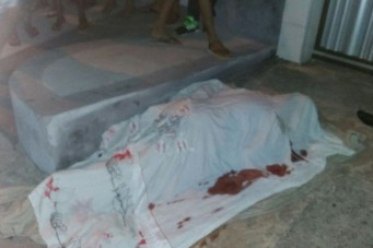 Corpo de vitima morta na porta da residencia na Cidade Operaria