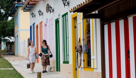 Pirenópolis é uma cidade do interior de Goiás, tombada como patrimônio histórico nacional. Consagrado pólo turístico regional, guarda em seus casarões seculares um retrato vivo da história goiana. Cercada por natureza exuberante, oferece a seus visitantes agradável estada com diversos atrativos naturais, como cachoeiras, reservas ecológicas, parques e mirantes. Além de uma farta culinária e festividades folclóricas tradicionais. Pirenópolis (GO). Foto: David Rego Jr/LUME