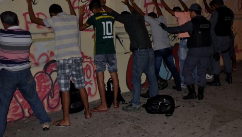 Polícia Militar realiza abordagem em passageiros de ônibus em São Luis