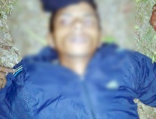 Suspeito de assalto morre em troca de tiros com a pol&iacute;cia 