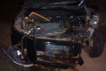 Um acidente entre um automóvel e uma motocicleta na BR 316