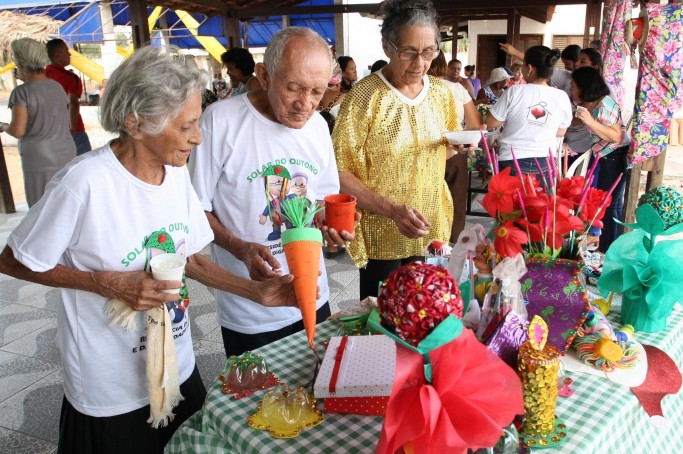 Feira Cultural &eacute; realizada no Solar do Outono em comemora&ccedil;&atilde;o ao Dia do Idoso 