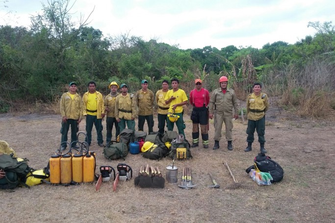 Brigada de incêndio dos bombeiros e de instituições parceiras que estão trabalhando no combate ao incêndio na reserva indígena
