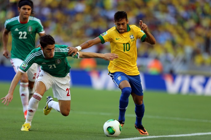 DF - BRASIL/MEXICO - ESPORTES - Lance da partida entre Brasil e Mexico valida pela segunda rodada da Copa das Confedera&ccedil;&atilde;oes 2013, no estadio Arena Castelao, em Fortaleza-CE. FOTO: Jefferson Bernardes/Preview.com