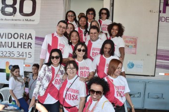 o prefeito Edivaldo Holanda ao lado da primeira-dama de S&atilde;o Lu&iacute;s, Camila Holanda; e do subsecret&aacute;rio de Estado da Sa&uacute;de, Carlos Lula;  com a equipe m&eacute;dica que acompanhou dona Maria Mercedes de Oliveira, antes da mamografia.