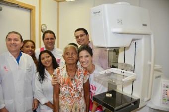o prefeito Edivaldo Holanda ao lado da primeira-dama de S&atilde;o Lu&iacute;s, Camila Holanda; e do subsecret&aacute;rio de Estado da Sa&uacute;de, Carlos Lula;  com a equipe m&eacute;dica que acompanhou dona Maria Mercedes de Oliveira, antes da mamografia.