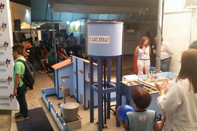 Panorâmica do stand da Caema, em destaque a maquete de uma Estação de Tratamento de Água