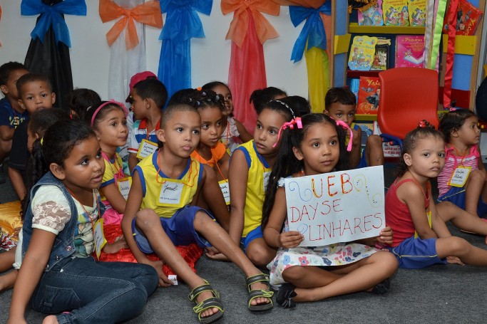 Espa&ccedil;o &eacute; destaque na Feira do Livro em S&atilde;o Lu&iacute;s Crian&ccedil;as assistindo as apresenta&ccedil;&otilde;es