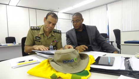             Superintendente de Promoção de Políticas Públicas de Juventude da Seejuv, Laércio Carvalho reunido com o coronel Alexander Fortes Nascimento, coordenador nacional da Operação "Bacuri"                      