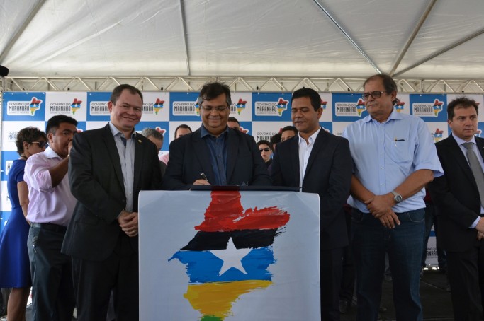 Governador Flávio Dino anunciando ações nos municípios de Timon e Açailândia.