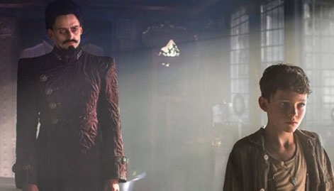 Hugh Jackman e Levi Miller em cena do filme Peter Pan, de Joe Wright.