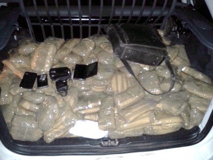 Equipe de reportagem &eacute; interceptada com simulacro de droga na fronteira com a Bol&iacute;via