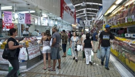Consumidores fazem compras em supermercado