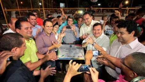 O prefeito Edivaldo entregou na noite nesta ter&ccedil;a-feira a Pra&ccedil;a Maria de Jesus Pereira Brito 