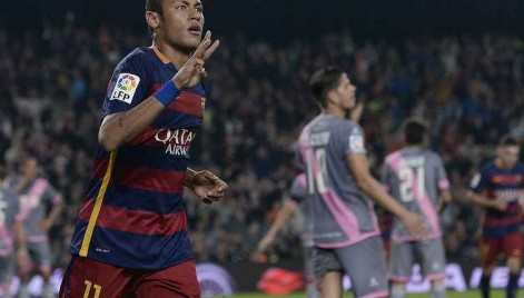 Neymar d&aacute; show, faz quatro e comanda goleada do Barcelona