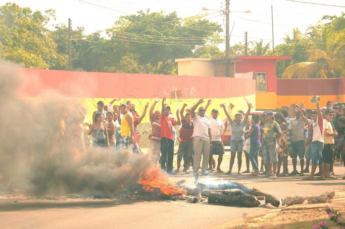 Protesto de moradores da Vila Fagner contra desocupação de terreno na Vila Luizão