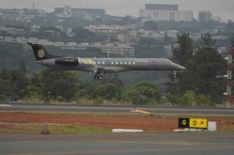 Avião da Polícia pousando na pista de Brasília