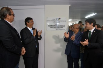 Governador Flávio Dino, acompanhado do secretário Francisco Gonçalves, do deputado Humberto Coutinho e de Duarte Júnior inaugura a nova sede do Procon-MA   
