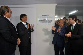 Governador Fl&aacute;vio Dino, acompanhado do secret&aacute;rio Francisco Gon&ccedil;alves, do deputado Humberto Coutinho e de Duarte J&uacute;nior inaugura a nova sede do Procon-MA   