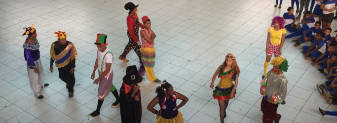 Estudantes da rede municipal de ensino assistem a apresenta&ccedil;&atilde;o dos alunos do Centro de Artes C&ecirc;nicas do Maranh&atilde;o.