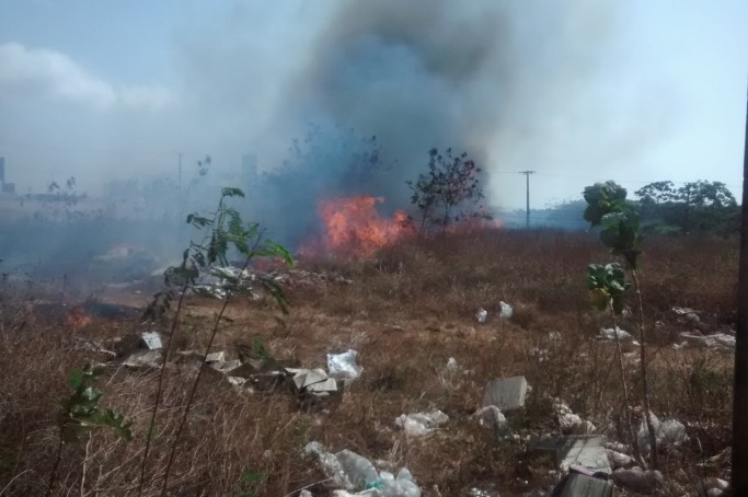 Terreno pega fogo  na Rua dos Sapotis no Renascen&ccedil;a