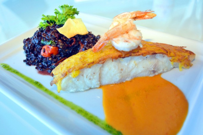 Filé de peixe com crosta de mandioquinha ao molho de moqueca