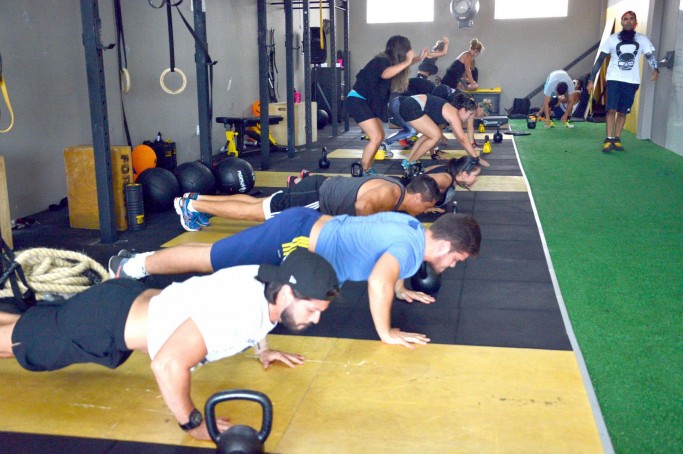 Treinamento de CrossFit é intenso e requer força