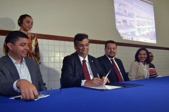 Governador Fl&aacute;vio Dino, ao lado dos secret&aacute;rios Bira do Pindar&eacute; (Ci&ecirc;ncia, Tecnologia e Inova&ccedil;&atilde;o), &Aacute;urea Prazeres (Educa&ccedil;&atilde;o) e Clayton Noleto (Infraestrutura), assinando ordem de servi&ccedil;o para reforma da escola