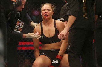 Ap&oacute;s surra hist&oacute;rica em Melbourne, Ronda Rousey &eacute; encaminhada diretamente para hospital