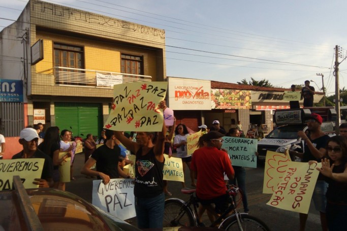 Populares realizam protesto no Anil