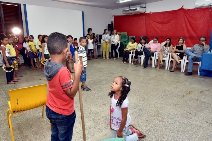 Ensaios das crian&ccedil;as para a pe&ccedil;a