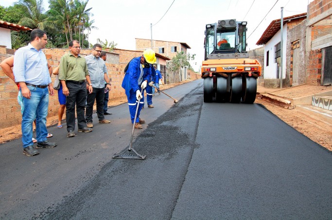 Obras de urbaniza&ccedil;&atilde;o s&atilde;o vistoriadas na Vila Vit&oacute;ria