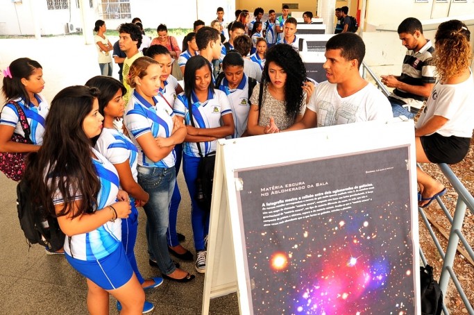 Estudantes participaram de palestras, visitaram exposição e conheceram a rotina dos cursos da Uema