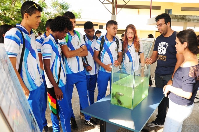 Estudantes participaram de palestras, visitaram exposição e conheceram a rotina dos cursos da Uema