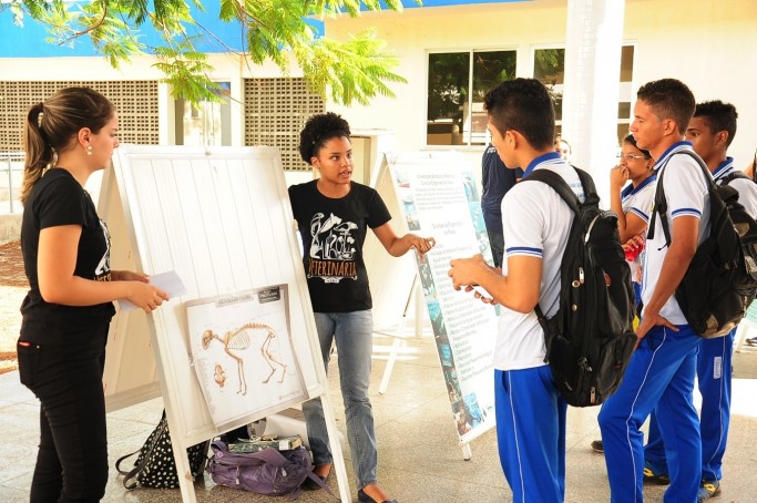 Estudantes participaram de palestras, visitaram exposição e conheceram a rotina dos cursos da Uema