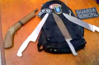 Homem é preso com várias armas brancas em linha de ônibus