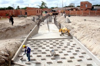 Prefeitura intensifica obra de conclus&atilde;o da constru&ccedil;&atilde;o do canal do Cohatrac