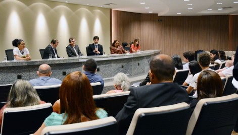 Presidente do Procon, Duarte Júnior, ao lado da secretário Marcos Pacheco, da secretária Laurinda Pinto e outras autoridades na audiência pública sobre humanização do parto.
