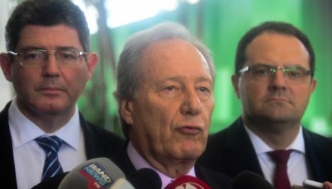 O ministro da Fazenda, Joaquim Levy, o presidente do Supremo Tribunal Federal, Ricardo Lewandowski, e o ministro do Planejamento, Nelson Barbosa, em entrevista coletiva