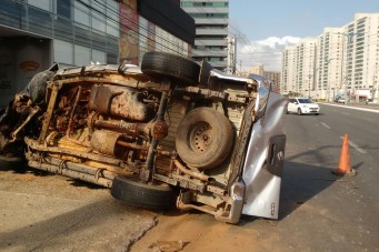 Motorista perde controle e carro tomba na Avenida dos Holandeses
