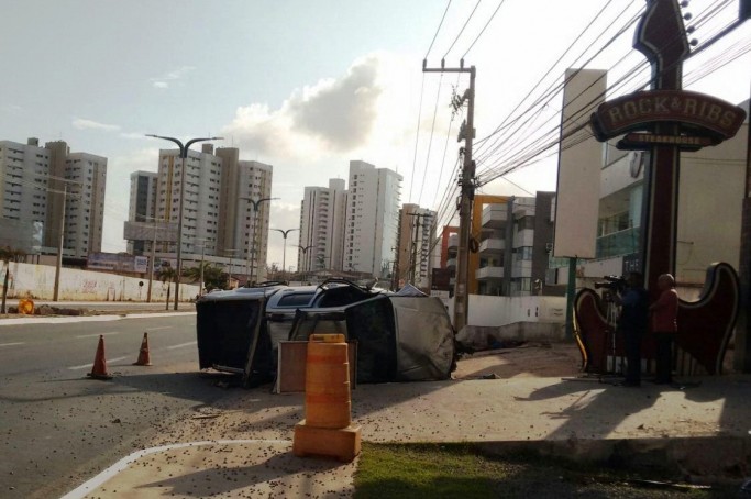 Motorista perde controle e carro tomba na Avenida dos Holandeses