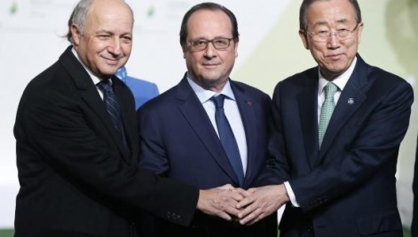 O chanceler francês, Laurent Fabius, o presidente da França, François Hollande, e o secretário-geral da ONU, Ban Ki-moon se cumprimentam ao chegar à COP21, em Paris
