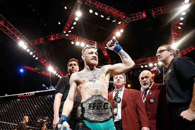 Orgulhoso, Conor McGregor exibe o cintur&atilde;o dos penas do UFC, conquistado na luta contra Jos&eacute; Aldo