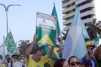 Manifestantes v&atilde;o &agrave;s ruas pelo impeachment da presidente Dilma