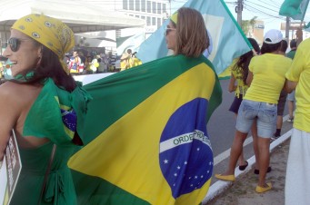 Manifestantes v&atilde;o &agrave;s ruas pelo impeachment da presidente Dilma