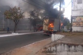 Caminhão baú pega fogo no Monte Castelo 
