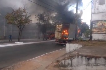 Caminhão baú pega fogo no Monte Castelo