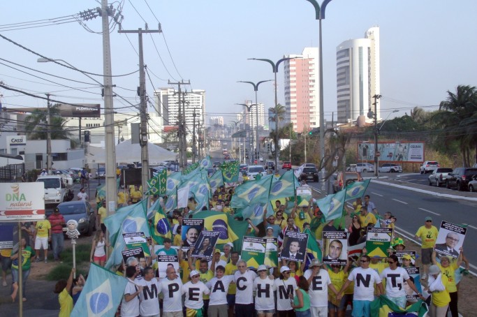 Manifestantes vão às ruas pelo impeachment da presidente Dilma