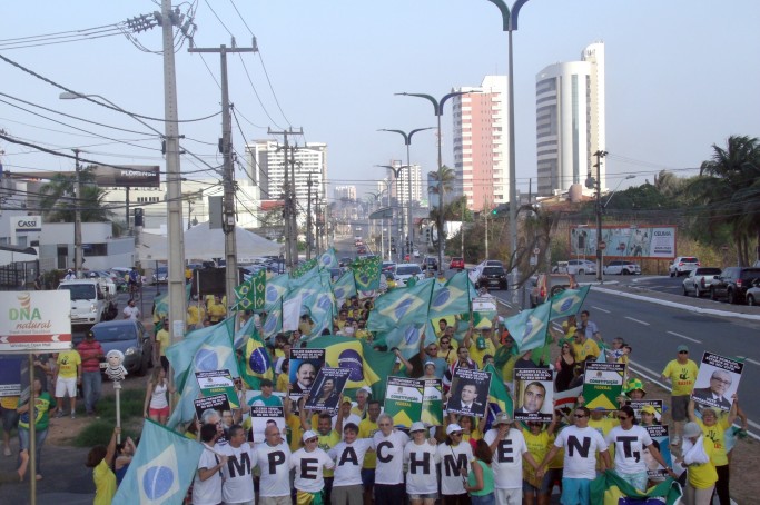 Manifestantes v&atilde;o &agrave;s ruas pelo impeachment da presidente Dilma