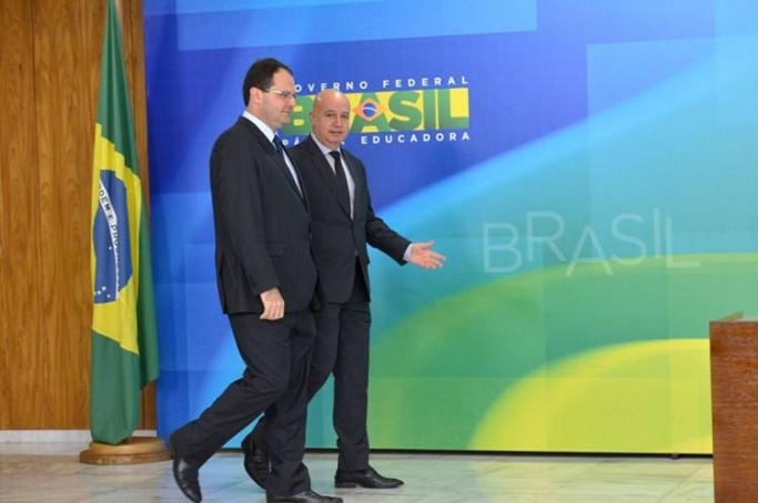 Brasília - Novos ministros da Fazenda, Nelson Barbosa, e do Planejamento, Valdir Simão, falam à imprensa, no Palácio do Planalto (Wilson Dias/Agência Brasil)